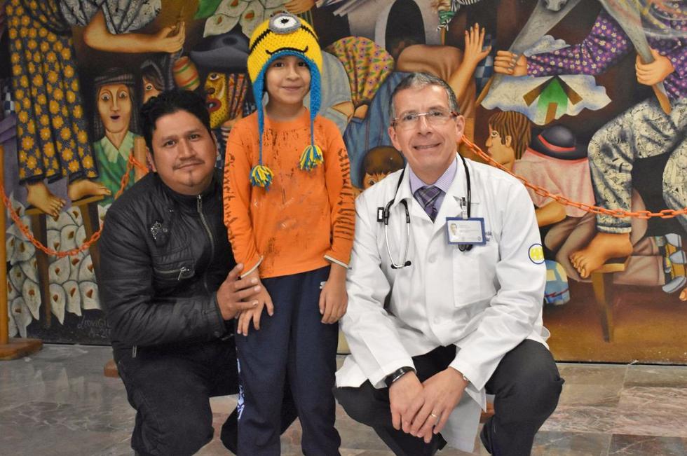 Doctor Alejandro Bolio Cerdán junto al Ángel Jesús, 'El niño del temblor' y su padre. (Foto: SSA)