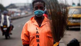 Heroínas del medio ambiente rezan por sus vidas mientras limpian las calles de Nigeria