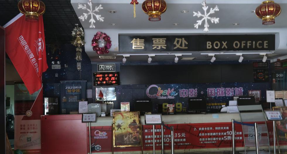 Se ve una taquilla vacía en el China Film Cinema de Beijing. El establecimiento se cerró por el nuevo coronavirus (COVID-19). Archivo del 30 de junio de 2020. (REUTERS/Tingshu Wang).