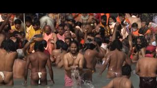 Coronavirus en India: miles ignoran covid y se bañan en el río Ganges