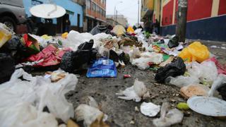 Centro de Lima amaneció lleno de basura por protesta de trabajadores de limpieza