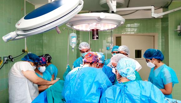 El Centro Quirúrgico del INSN-Breña cuenta con salas quirúrgicas diferenciadas con sistema de extracción de aire y un sistema de ventilación completo.
