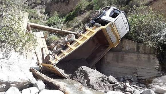 El camión volquete pasó por el puente Huantar, pero este no soportó el peso.(Foto:Facebook/Estrella Perú Noticias / Chepén)