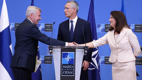 El secretario general de la OTAN, Jens Stoltenberg, junto al ministro de Asuntos Exteriores de Finlandia, Pekka Haavisto, y a la ministra de Asuntos Exteriores de Suecia, Ann Linde. (Foto: Kenzo TRIBOUILLARD / AFP)