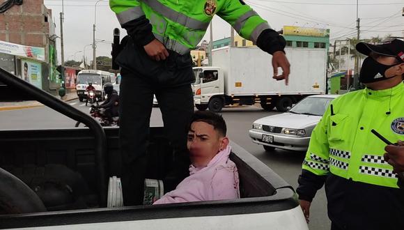 Serenos de Surco apoyan a Policía a detener a motociclista que chocó contra camión. Foto: Municipalidad de Surco