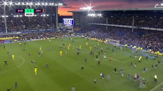 Everton salvó del descenso en el minuto final con increíble gol y los hinchas toman la cancha [VIDEO]
