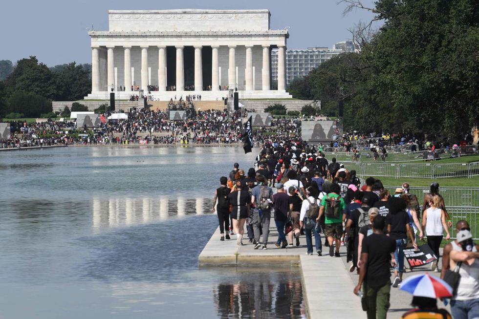 Los manifestantes caminan hacia el Lincoln Memorial para la protesta "Marcha del compromiso: quítese las rodillas del cuello" contra el racismo y la brutalidad policial (AFP/Eric Baradat).