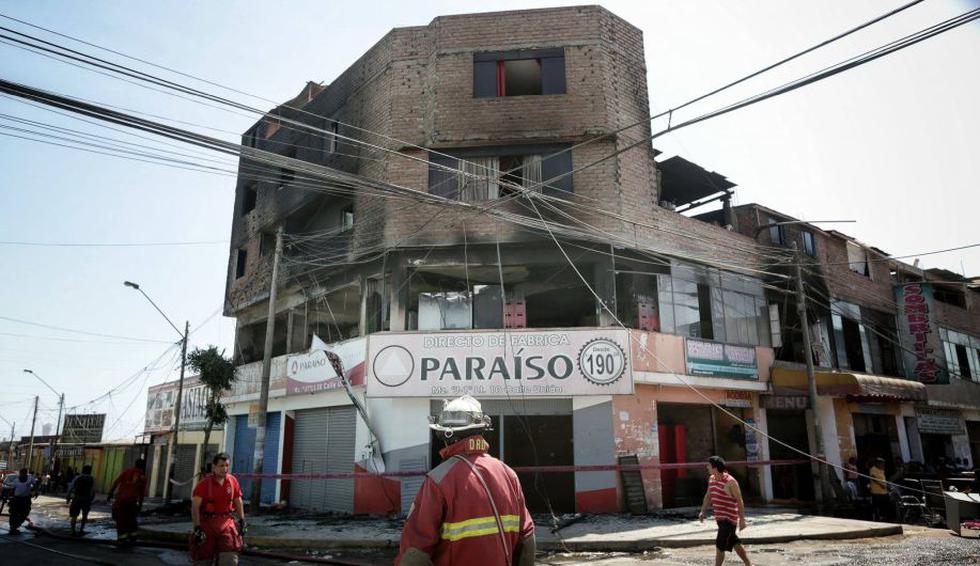 Incendio se registra en depósito de muebles en Villa El Salvador. (Anthony Niño de Guzmán)