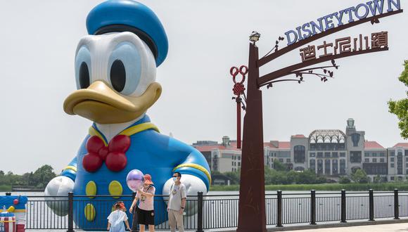 La gente visita Disneytown en Shanghái el 16 de junio de 2022, durante el primer día de reapertura de Disneytown y el Shanghai Disneyland Hotel luego de los cierres por Covid-19 en la ciudad. (Foto de AFP)