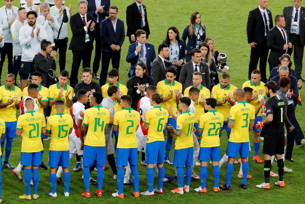 La selección de Perú recibió el cariñoso aplauso de la selección brasileña y todo el Maracaná. (AFP)