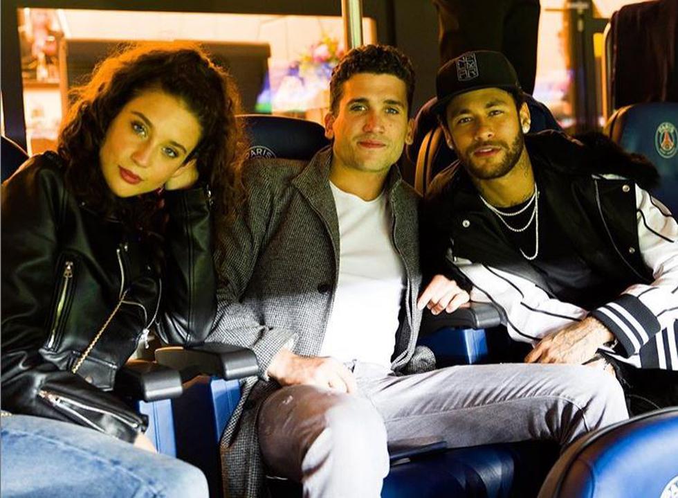 ¡Emocionado! Neymar se luce al lado de Jaime Lorente y María Pedraza, actores de 'Élite'. (Instagram)