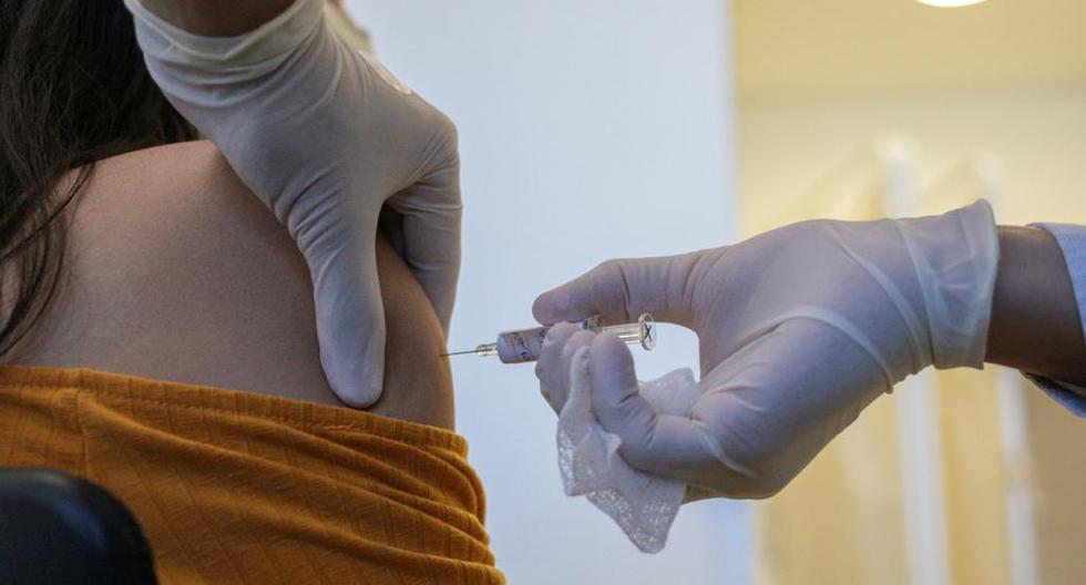 Imagen referencial. Una voluntaria recibe una dosis de una vacuna candidata contra el COVID-19. (Foto: AFP).