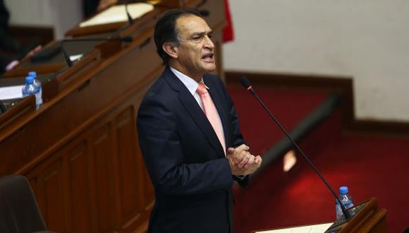 El congresista Héctor Becerril (FP) está en contra de citar al ministro Enrique Mendoza. (Perú21)