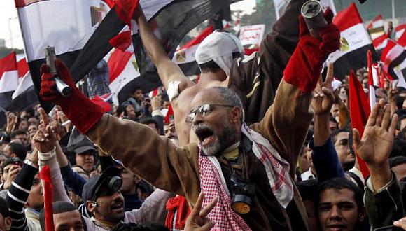 Decenas de miles se reúnen en Plaza Tahrir para exigir inmediata salida de militares. (AP)