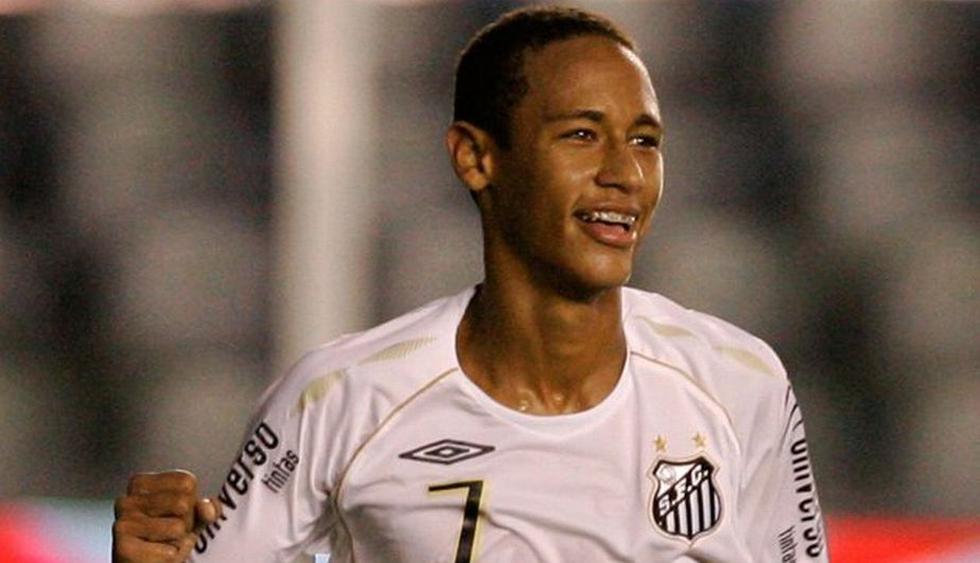 1. Así lucía Neymar en 2009, con el pelo bastante corto. (Internet)