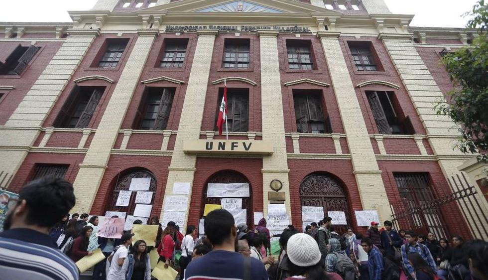 Estudiantes de la Universidad Federico Villarreal tomaron facultad de Odontología para exigir nuevas autoridades. (Atoq Ramón)