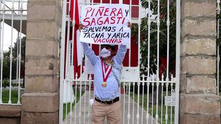 Tacna: consejero regional se encadena al consulado chileno para pedir donación de vacunas contra COVID-19