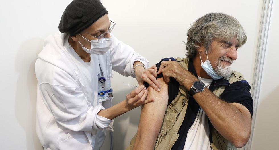 Un trabajador de la salud vacuna contra el coronavirus a un hombre en Tel Aviv (Israel), el 31 de diciembre de 2020. (JACK GUEZ / AFP).