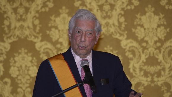 El escritor peruano Mario Vargas Llosa pronuncia un discurso luego de ser honrado con la Orden del Mérito Nacional de la Gran Cruz por el presidente ecuatoriano Guillermo Lasso en el Palacio Carondelet de Quito. (Foto: RODRIGO BUENDIA / AFP)