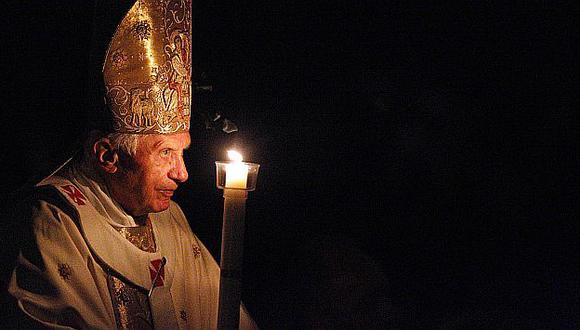 La Basílica permaneció oscura al comienzo del servicio que presidió el Papa. (Reuters)