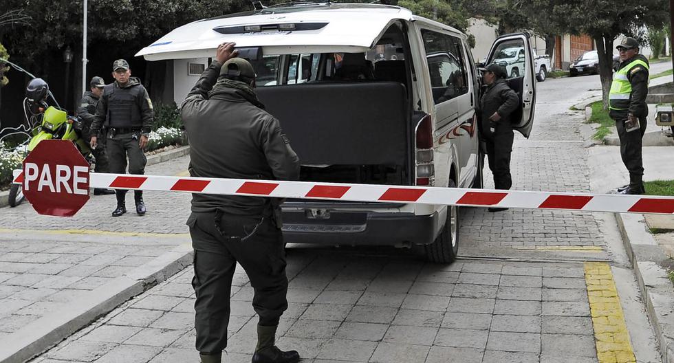 Imagen referencial. Agentes policiales revisan un auto en Bolivia. (JORGE BERNAL / AFP).