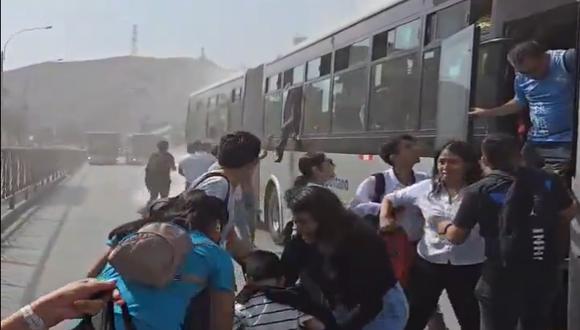 Usuarios del Metropolitano evacuaron por ventanas. (Foto: Captura de video de Twitter).