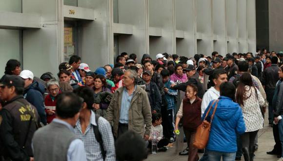 Se recibirá en la Videna a aquellos que compraron su entrada para el Perú-Brasil y no pudieron entrar. (Anthony Niño de Guzmán/Roberto Cáceres)