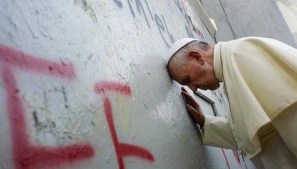 Francisco frente al muro que divide a Cisjordania de Israel. (AP)