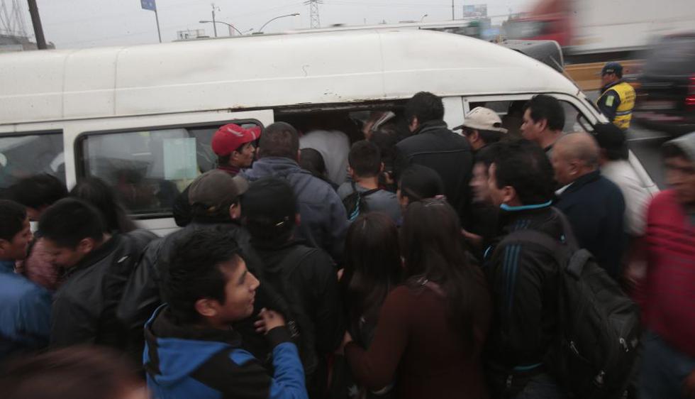Miles de personas madrugaron para subir al primer vehículo que apareciera para ir al trabajo o a estudiar. (Martín Pauca/Perú21)