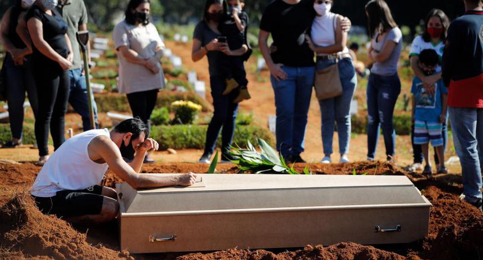 Una familia despide a un familiar durante un entierro en el cementerio Vila Formosa, en Sao Paulo (Brasil). (EFE/ Fernando Bizerra).