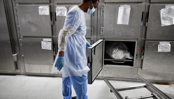 Foto referencial de un trabajador de la morgue del hospital universitario Pierre Zobda-Quitman (CHU) en Fort-de-France en la isla caribeña francesa de Martinica. (Foto: ALAIN JOCARD / AFP)