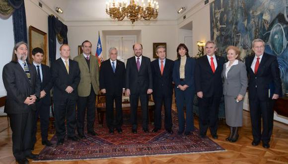 SE PREPARAN. Piñera estuvo en Palacio de La Moneda con políticos. (EFE)