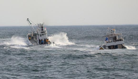 Los barcos de pesca realizan una operación de búsqueda de personas desaparecidas a bordo del barco turístico "Kazu 1", que desapareció un día antes, en el mar de Ojotsk cerca de Shari, subprefectura de Ojotsk de Hokkaido el 24 de abril de 2022. (Foto de JIJI PRESS / AFP)