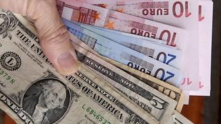 Euro cae por debajo del dólar por primera vez desde fines de 2002