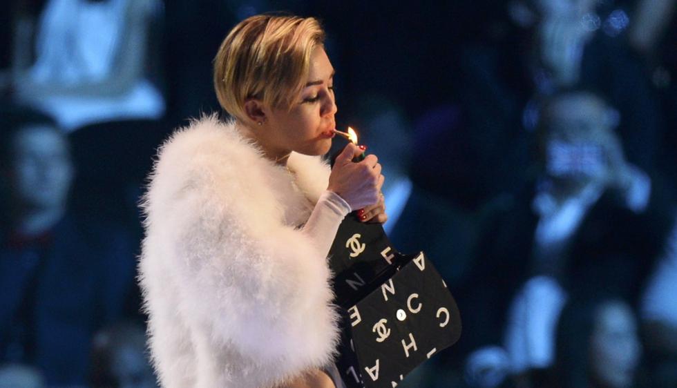 Descarada y polémica. Así puede describir a Miley Cyrus, quien no dudó en prender un cigarrillo de marihuana en la premiación de las MTV EMA 2013. (Reuters)