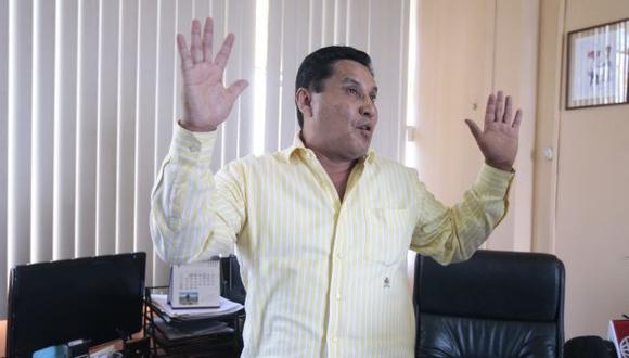 Carlos Burgos es cuestionado por mentir en su hoja de vida. (Peru21)