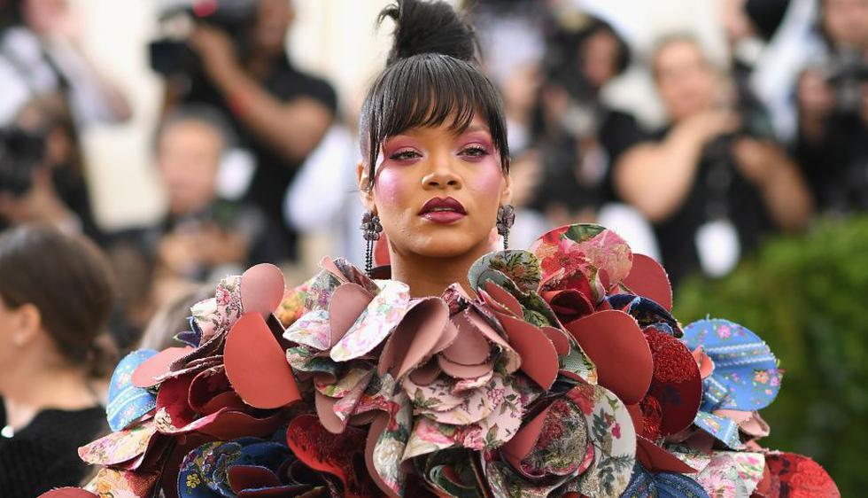 Rihanna logra un look impresionante en el MET Gala 2017. (EFE)