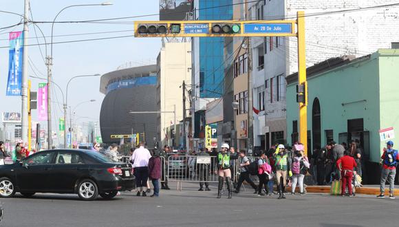 La Policía Nacional e inspectores de la Municipalidad de Lima agilizarán el tránsito en las calles cerradas. (GEC)