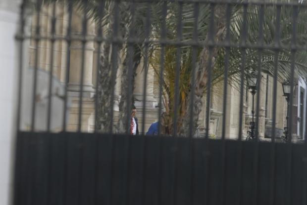 Pedro Castillo and his family leave the Government Palace residence.  (Photo: Violeta Ayasta/ @photo.gec)