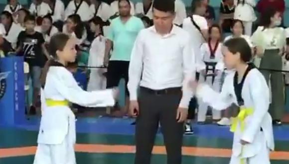 Un video viral muestra el curioso desenlace del enfrentamiento entre dos gemelas en la final de un torneo de Taekwondo y que se rehusaron a pelear la una con la otra. | Crédito: @ActualidadRT / Twitter