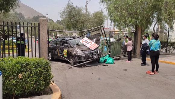 El policía que manejaba el patrullero perdió el control del vehículo y se trajo abajo unas rejas. (Foto: Municipalidad de Surco)