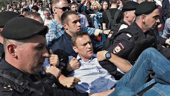 Por la fuerza. Alexéi Navalni es llevado por la Policía durante las protestas contra Putin en Moscú. (USI)