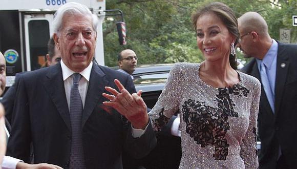 Isabel Preysler y Mario Vargas Llosa de la mano a su llegada a la fiesta de Porcelanosa. (EFE)