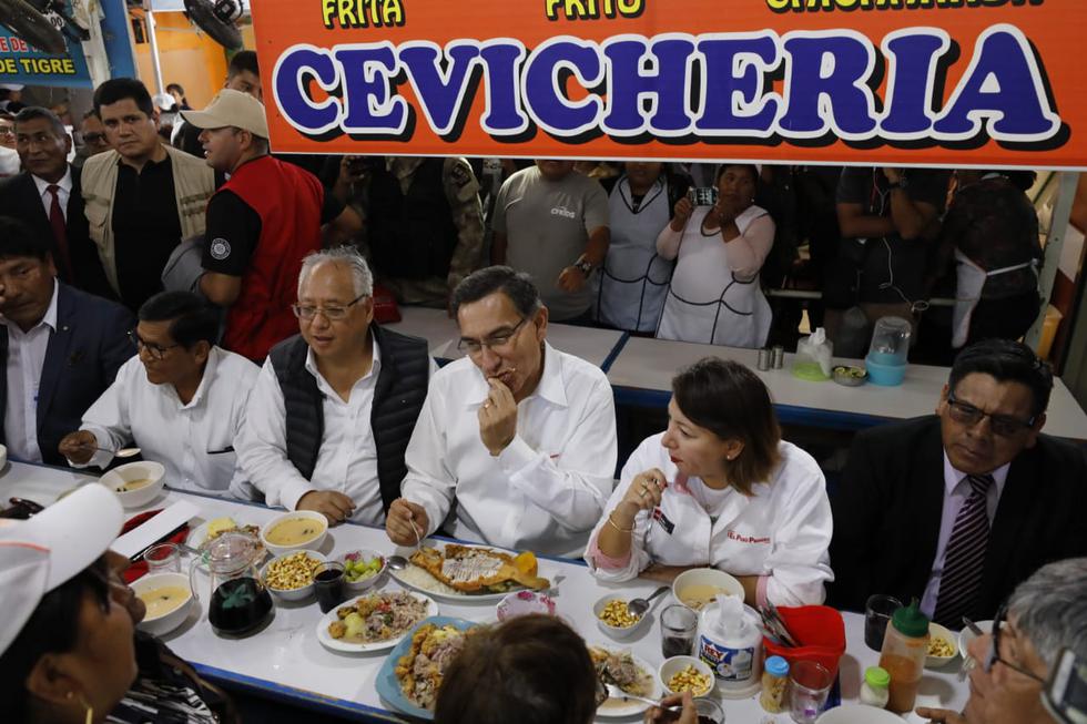 El presidente Martín Vizcarra junto a la ministra de producción Rocío Barrios disfrutan de platos a base de pescado en el terminal pesquero de Ilo. (Foto: Piko Tamashiro)