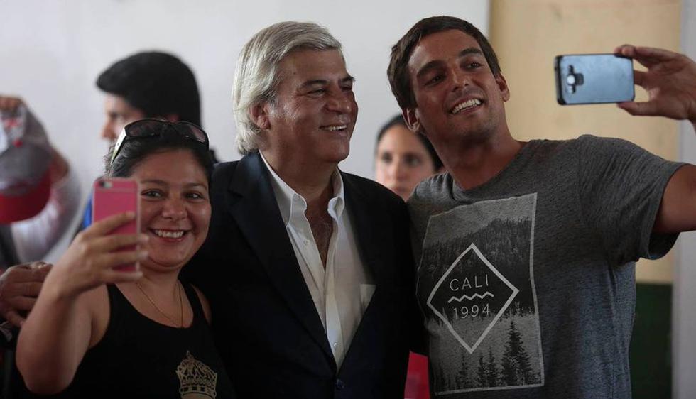 Fernando Olivera fue aclamado al emitir voto en colegio de San Isidro. (Roberto Cáceres)