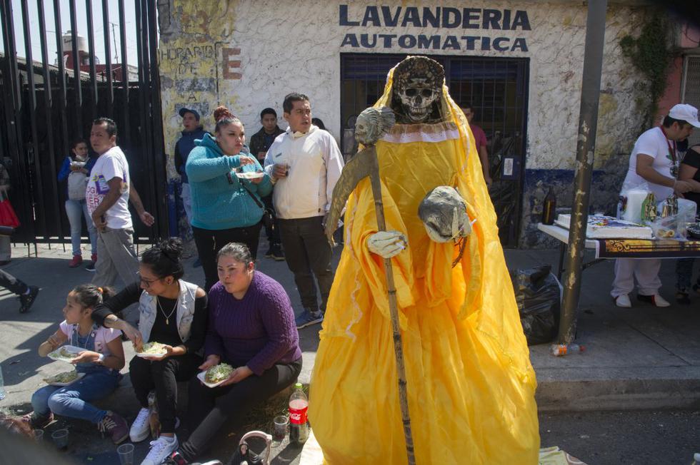 Vista de una figura de Santa Muerte colocada por devotos junto a su santuario en la calle Alfareria. (Foto: CLAUDIO CRUZ / AFP)