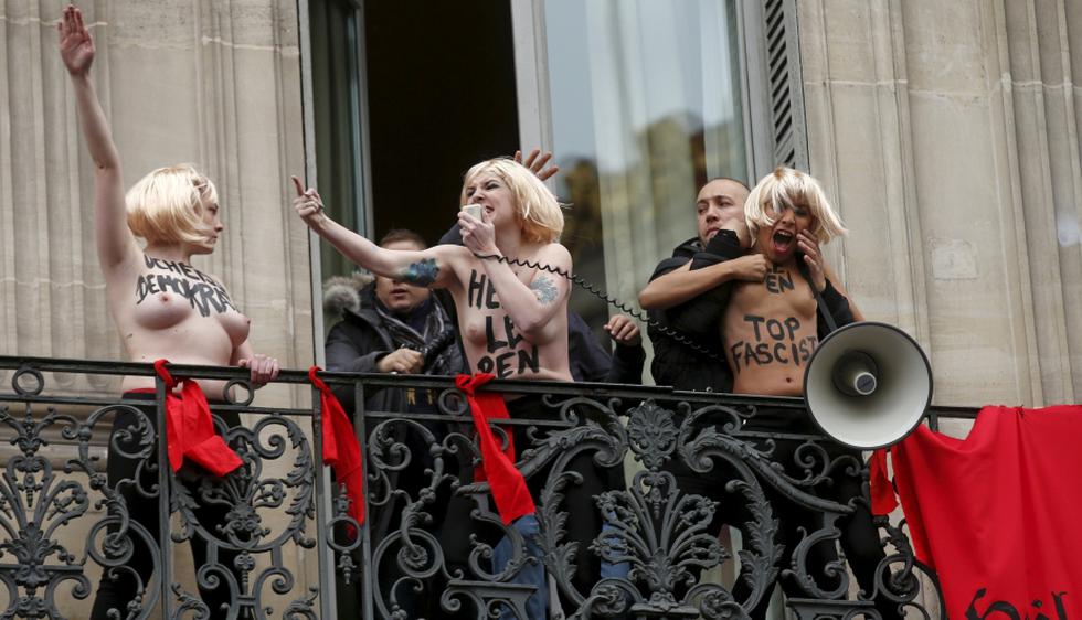 En París, activistas del movimiento FEMEN intentaron sabotear la ofrenda floral, que partidarios del Frente Nacional (FN) francés tradicionalmente depositan ante la estatua de Juana de Arco (Reuters)