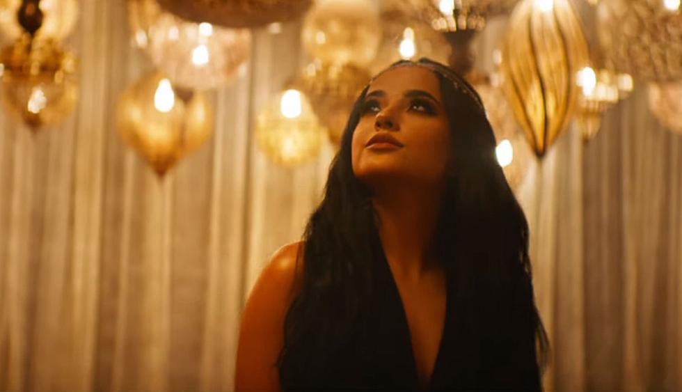 Becky G protagoniza el videoclip oficial del tema "Un mundo ideal". (Foto: Captura de video)