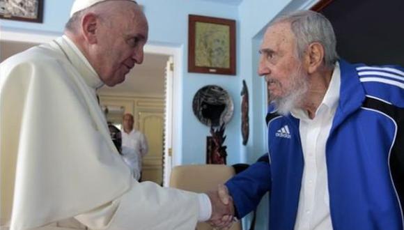 El Papa Francisco se reunió en 2015 con el ex presidente de Cuba, Fidel Castro durante su visita a La Habana (Archivo).