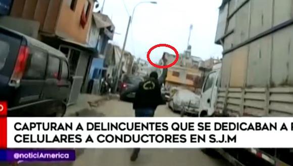 Policía realizó disparos al aire para atrapar a delincuentes. (Captura: América Noticias Edición Sabátina)